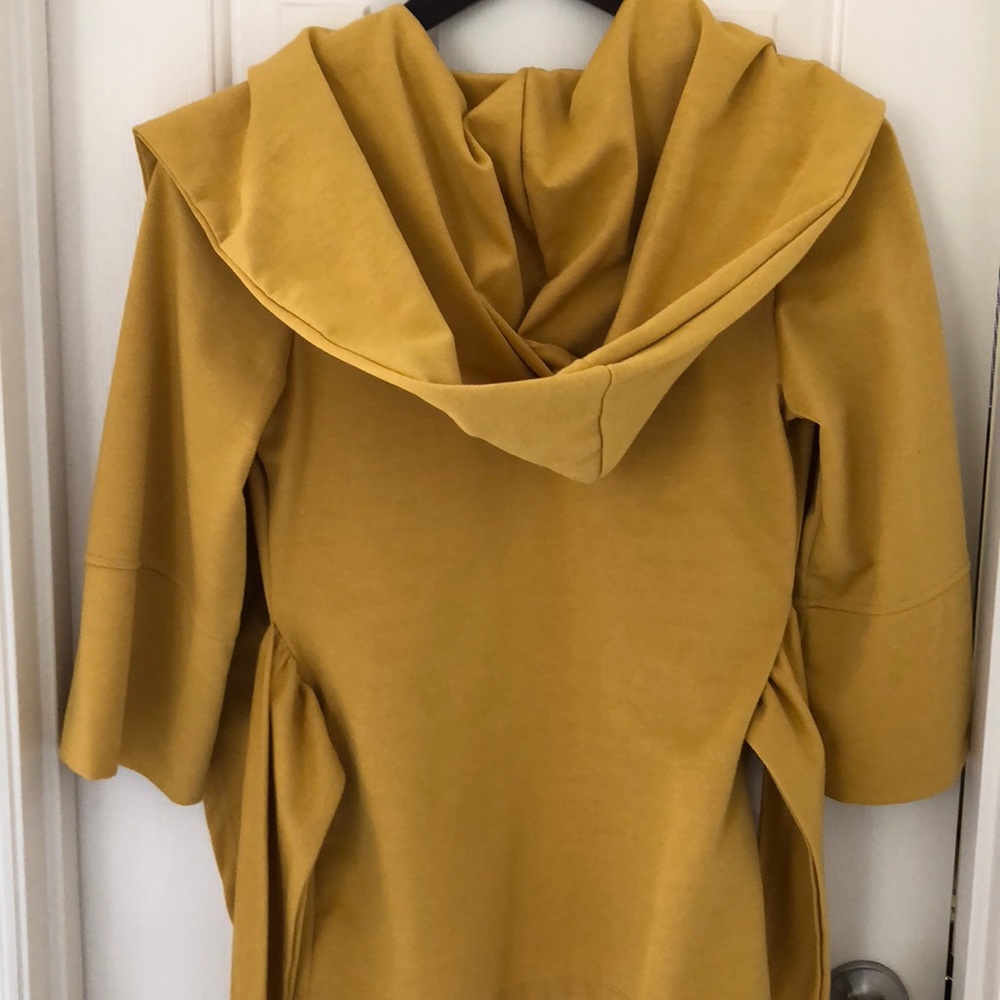 Hooded yellow jacket - Picture 3 of 3